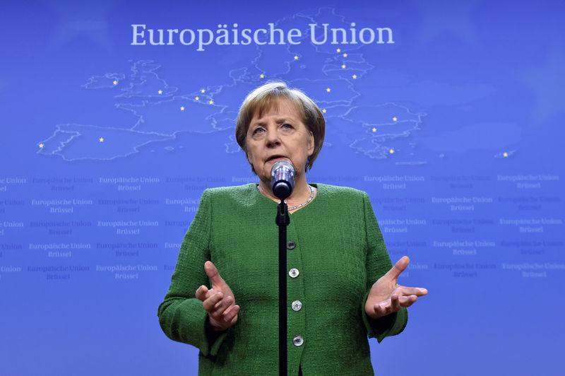 © Reuters. Algunos conservadores piden a Merkel virar a la derecha mientras decide sus ministros