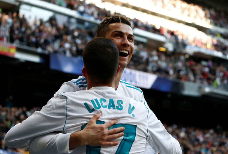 © Reuters. El jugador del Real Madrid Cristiano Ronaldo celebra con su compañero Lucas Vázquez el tercer gol de su equipo ante el Alavés, en el partido de la Liga española disputado en el estadio Santiago Bernabéu.