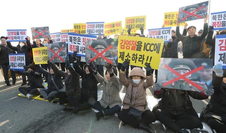 © Reuters. محتجون يستهدفون كبار الزوار من كوريا الشمالية في طريقهم  لحفل ختام الأولمبياد