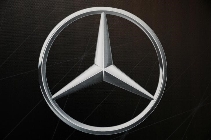 © Reuters. The logo of Mercedes-Benz Cars is seen at the launch of the Mercedes-Benz research and development centre in Tel Aviv