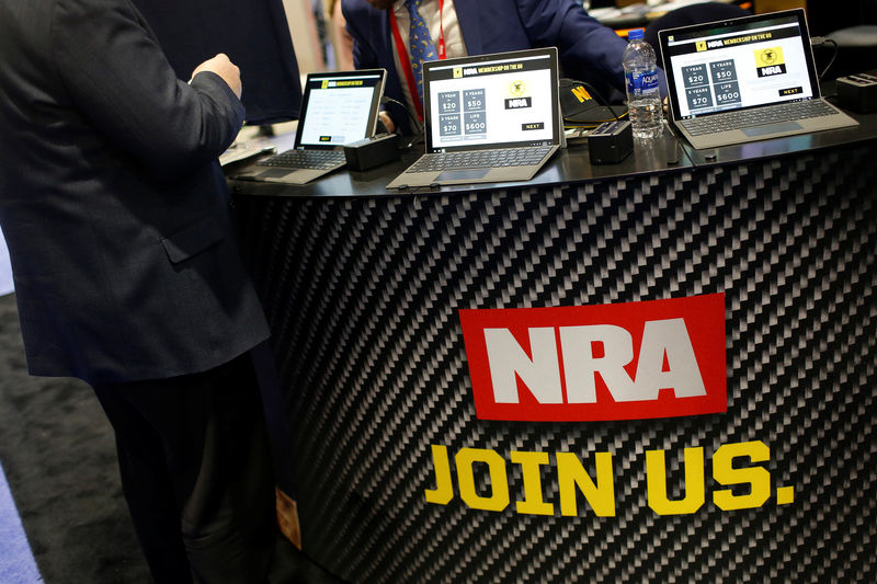 © Reuters. Varias personas se apuntan a la Asociación Nacional del Rifle en la Conferencia de Acción Política Conservadora en National Harbor, Maryland, EEUU.