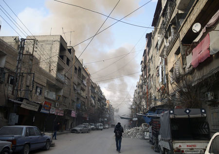 © Reuters. Smoke from air raid rises in the besieged town of Douma, Eastern Ghouta, Damascus