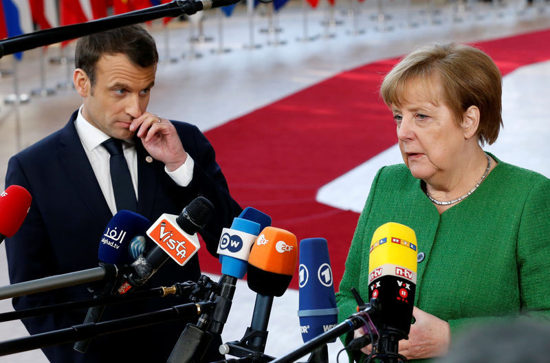 © Reuters. French President Macron and Germany's Chancellor Merkel brief the media at a EU heads of state informal meeting in Brussels