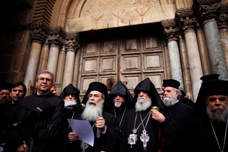 © Reuters. Líderes de la Iglesia cierran el Santo Sepulcro de Jerusalén en protesta por impuestos y expropiaciones
