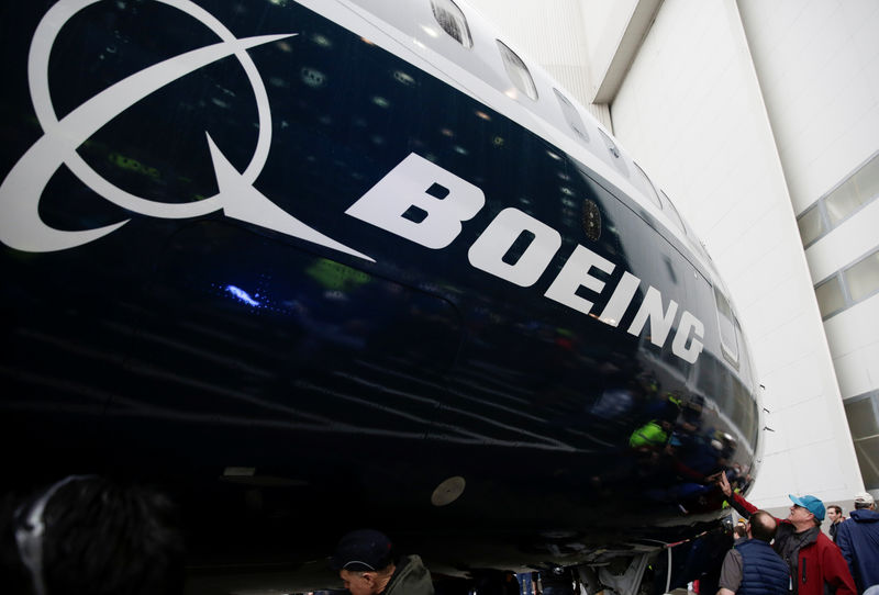 © Reuters. Employees are pictured as the first Boeing 737 MAX 7 is unveiled in Renton