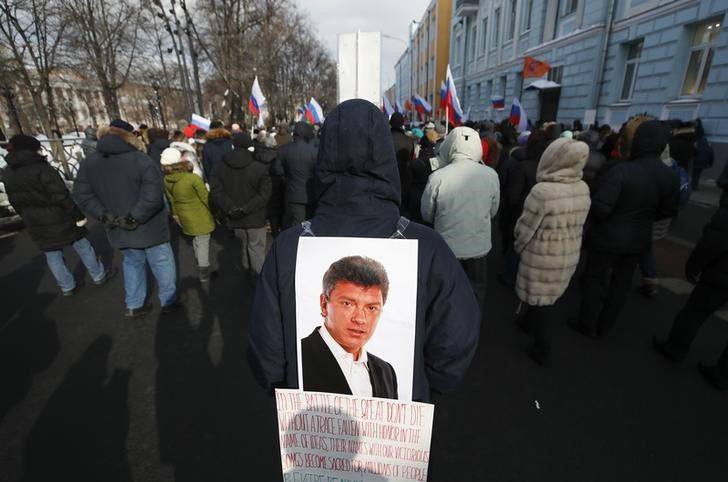 © Reuters. Miles de personas recuerdan en Moscú al líder opositor asesinado Nemtsov