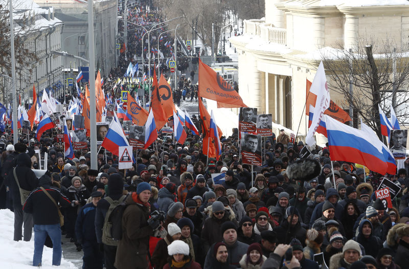 © Reuters. الآلاف يشاركون في مسيرة بموسكو لإحياء ذكرى مقتل زعيم معارض