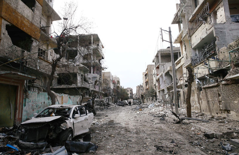 © Reuters. احتدام القتال في غوطة دمشق رغم الهدنة وإيران تقول الهجوم سيستمر