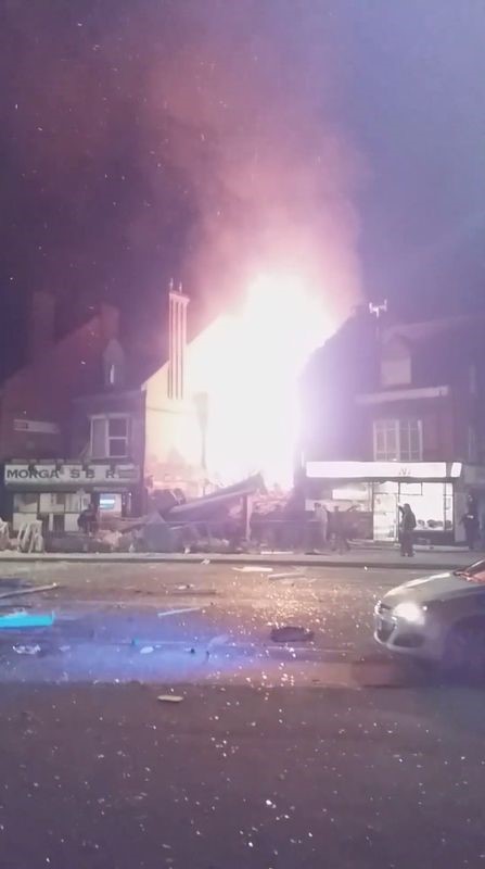 © Reuters. انفجار يدمر متجرا ومنزلا بمدينة بريطانية ونقل 6 للمستشفى