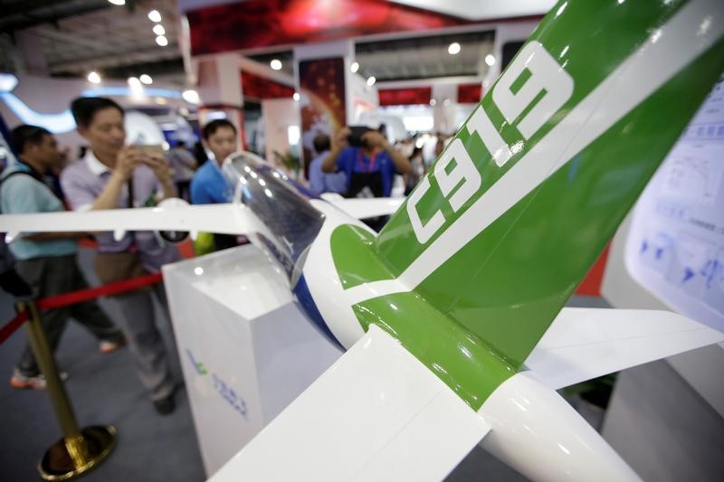 © Reuters. FILE PHOTO: A model of a C919 airliner by Commercial Aircraft Corp of China (COMAC) is displayed at China Beijing International High-tech Expo in Beijing