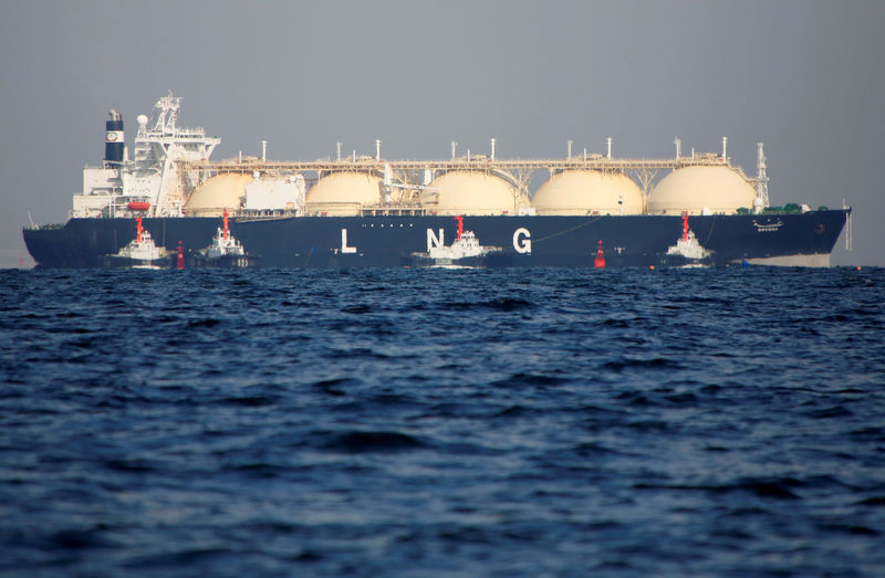 © Reuters. FILE PHOTO: FILE PHOTO: FILE PHOTO: A LNG tanker is tugged towards a thermal power station in Futtsu