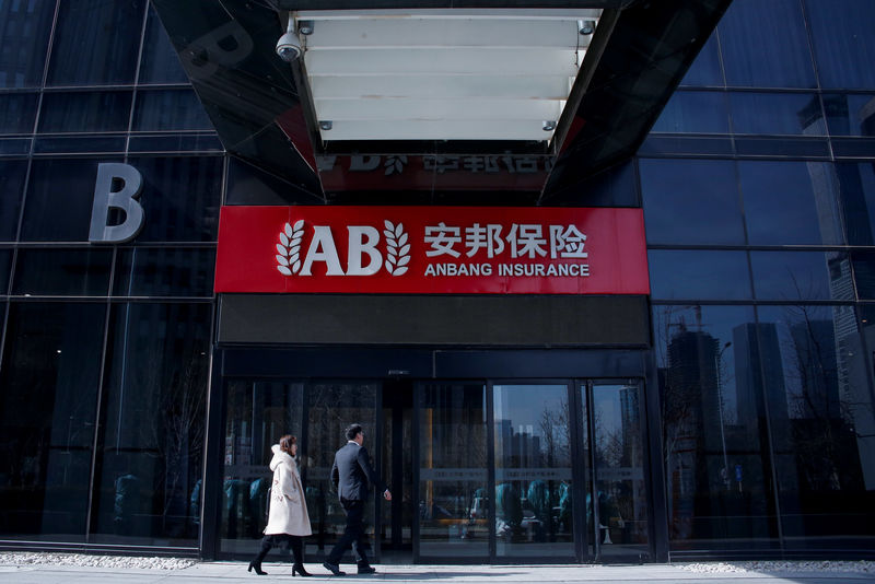 © Reuters. People enter the office of Anbang Insurance Group in Beijing