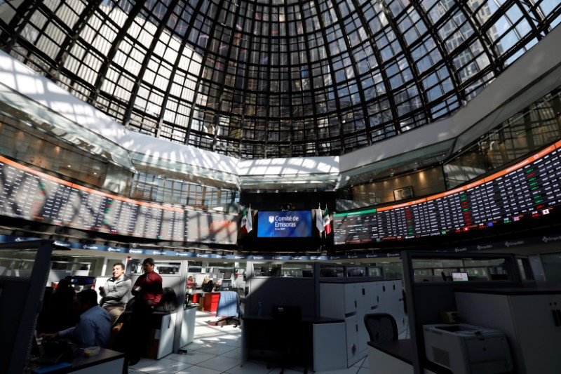 © Reuters. FILE PHOTO :  Screens display foreign exchange rates inside Mexico's Stock Exchange building in Mexico City