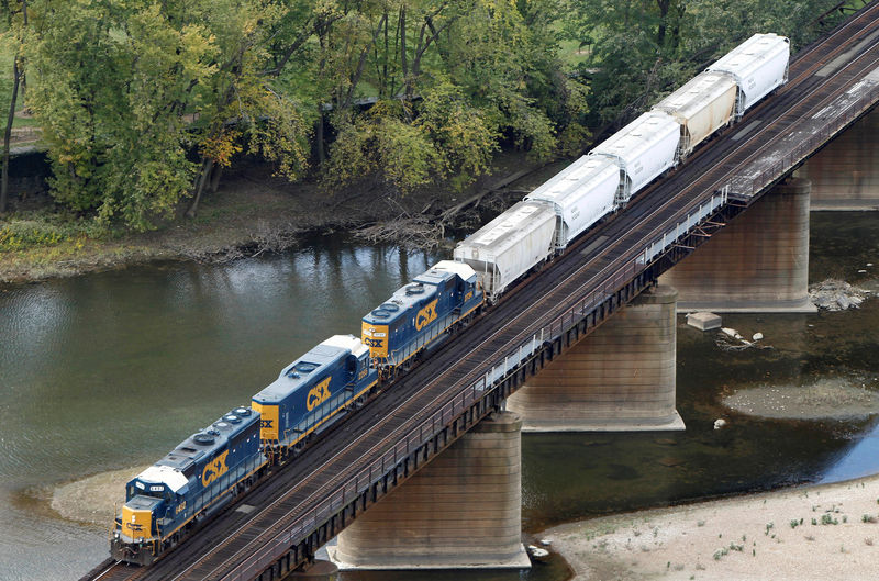 © Reuters. FILE PHOTO: A CSX freight train crosses the Potomac River in Harpers Ferry West Virginia