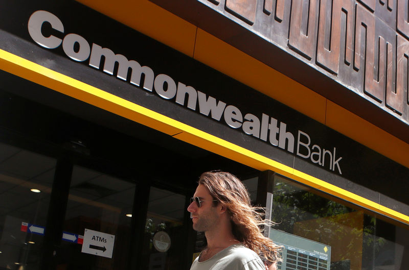 © Reuters. A man walks past a branch of the Commonwealth Bank of Australia in central Sydney