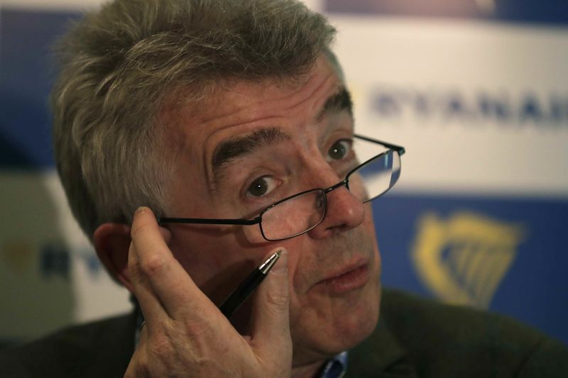 © Reuters. Ryanair CEO Michael O'Leary speaks during a news conference in Lisbon