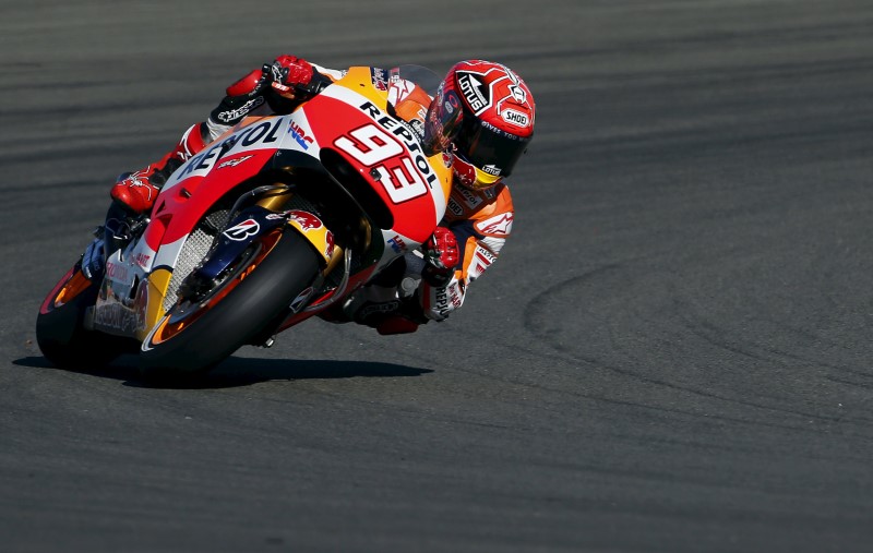 © Reuters. Honda MotoGP rider Marc Marquez of Spain rides his bike during the second qualifying session ahead of the Valencia Motorcycle Grand Prix at the Ricardo Tormo racetrack in Cheste, near Valencia