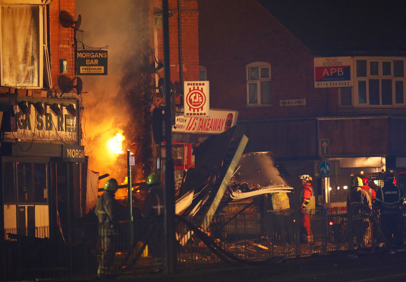 © Reuters. Funcionários de emergência trabalham em local de explosão na cidade de Leicester, no Reino Unido