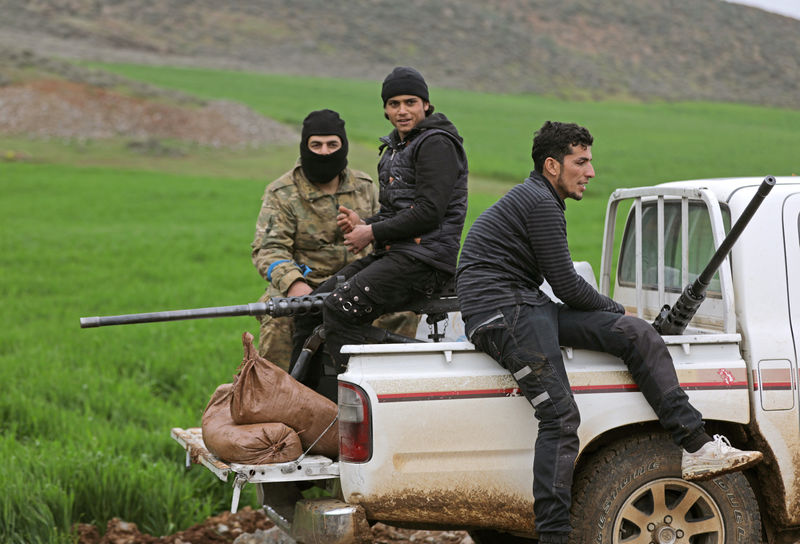 © Reuters. Turkish-backed Free Syrian Army fighters sit at a back of a pick-up truck near the city of Afrin