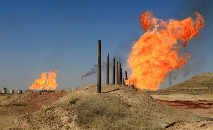 © Reuters. FILE PHOTO: Flames emerge from flare stacks at the oil fields in Kirkuk