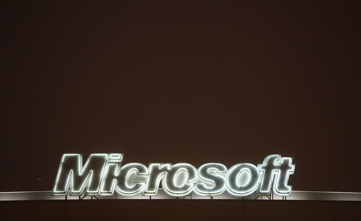 © Reuters. A view shows the logo of Microsoft company on the roof of an office building in Moscow