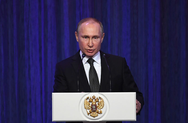 © Reuters. Russian President Putin delivers a speech during a gala show, marking the Defender of the Fatherland Day, at the Kremlin in Moscow