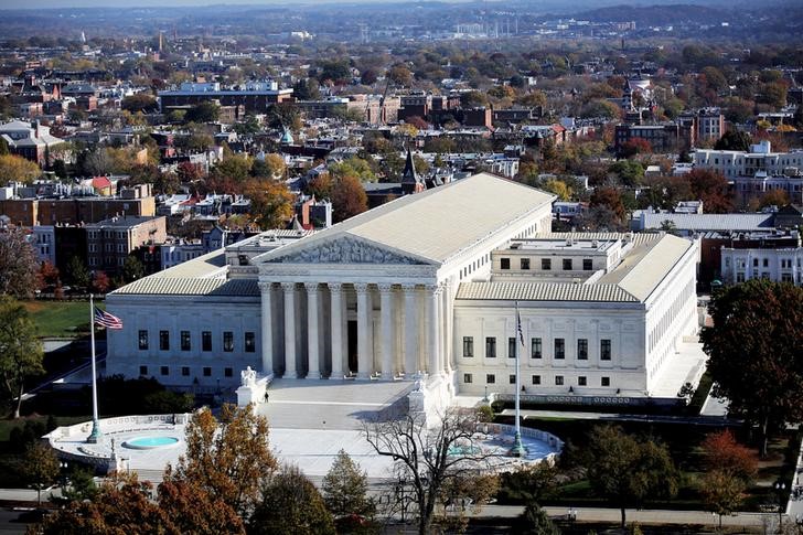 © Reuters. FILE PHOTO: A general view of the U.S. Supreme Court building in Washington