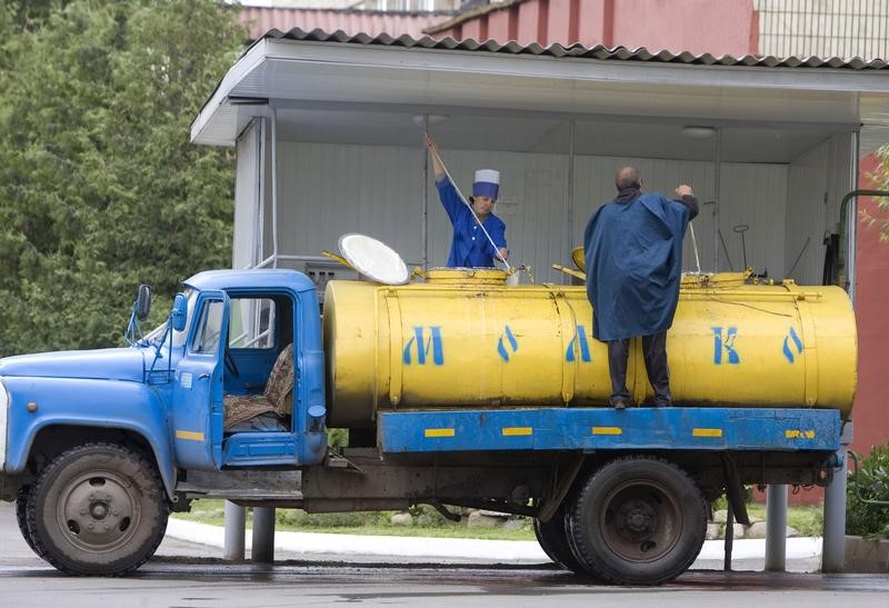 © Reuters. Молоковоз у завода по производству сыра в Слуцке