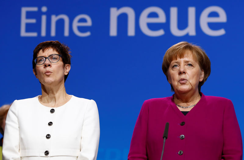 © Reuters. Annegret Kramp-Karrenbauer (esq.) e a chanceler alemã Angela Merkel (dir.) durante congresso da União Democrata-Cristã (CDU), em Berlim, na Alemanha