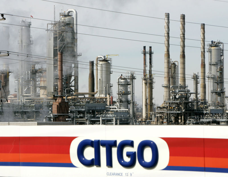 © Reuters. FILE PHOTO - A Citgo refinery in Romeoville Illinois near Chicago