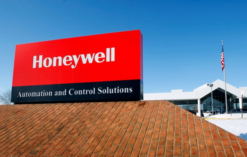 © Reuters. FILE PHOTO: View of corporate sign outside the Honeywell International Automation and Control Solutions manufacturing plant in Golden Valley