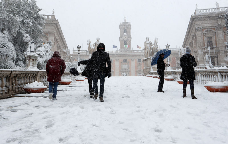 © Reuters. الصقيع يعم أوروبا وعاصفة ثلجية نادرة في روما تعطل رحلات جوية
