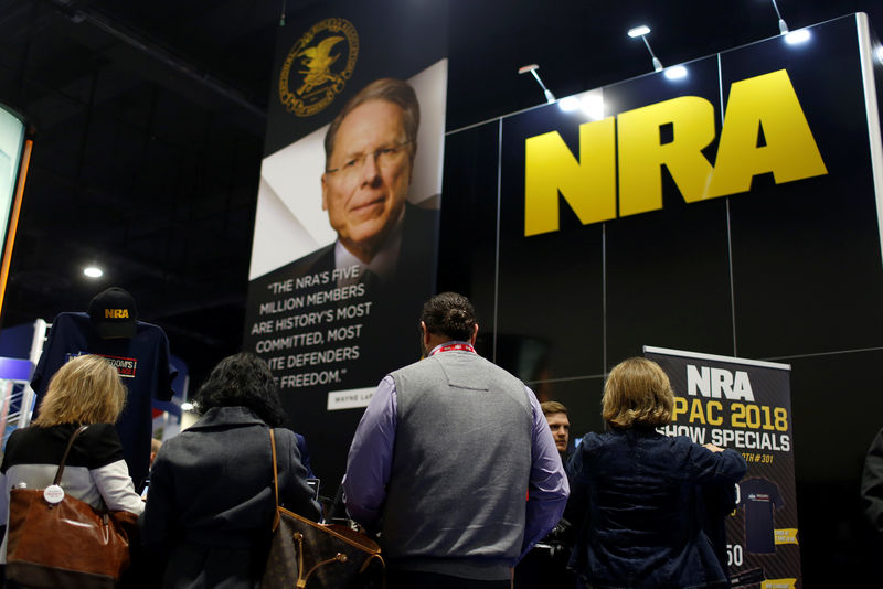 © Reuters. People sign up at the booth for the National Rifle Association (NRA) at the Conservative Political Action Conference (CPAC) at National Harbor, Maryland
