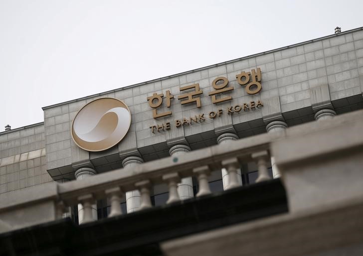 © Reuters. FILE PHOTO -  The logo of the Bank of Korea is seen on the top of its building in Seoul