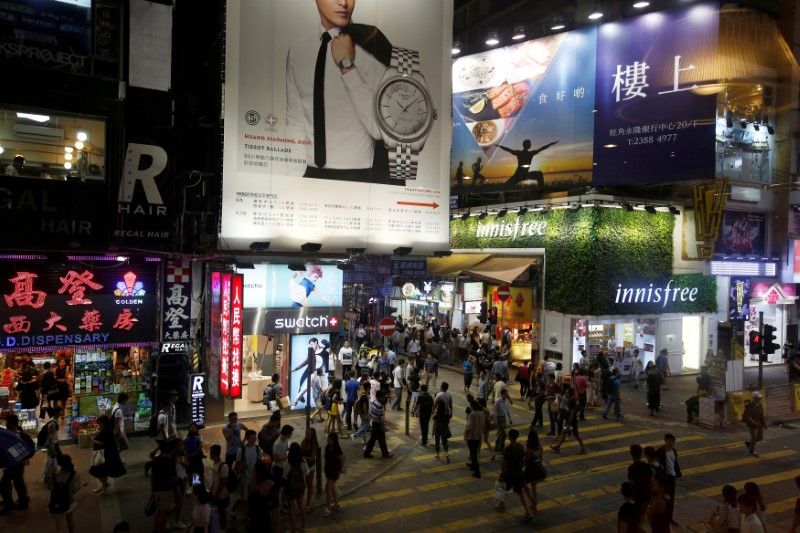 © Reuters. FILE PHOTO: People walk at the shopping Mongkok district in Hong Kong