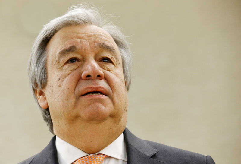 © Reuters. El secretario general de la ONU insta a nuevos esfuerzos para librar al mundo de las armas nucleares