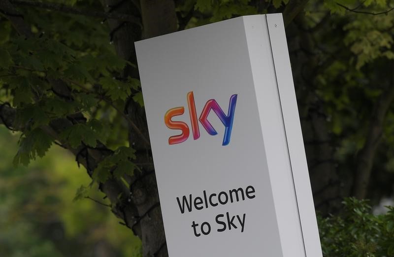 © Reuters. Логотип Sky News у входа в офис и студию в западном Лондоне