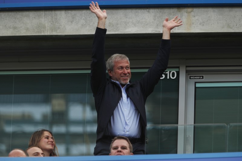 © Reuters. FILE PHOTO - Chelsea owner Roman Abramovich in the stands