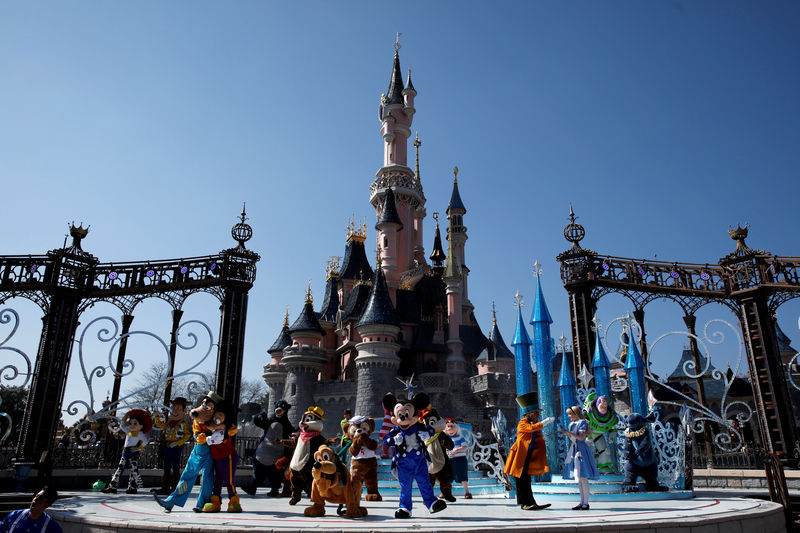 © Reuters. FILE PHOTO: Disney characters attend the 25th anniversary of Disneyland Paris at the park in Marne-la-Vallee, near Paris