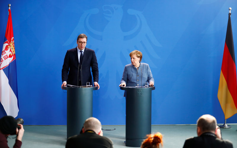 © Reuters. German Chancellor Merkel and Serbia's President Vucic address news conference in Berlin
