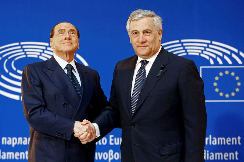 © Reuters. Ex-primeiro-ministro italiano Silvio Berlusconi cumprimenta presidente do Parlamento Europeu, Antonio Tajani, em Estrasburgo, na França