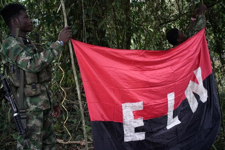 © Reuters. Rebeldes do Exército de Libertação Nacional (ELN) levantam bandeira no noroeste da Colômbia