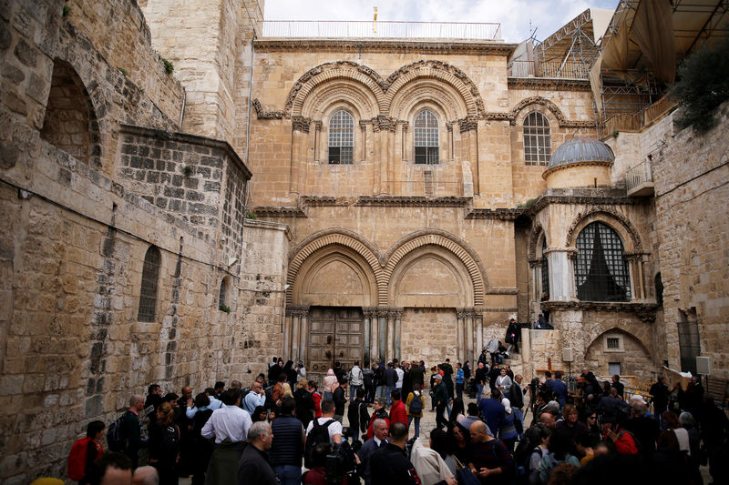 © Reuters. A general view of the entrance and the closed doors of the Church of the Holy Sepulchre in Jerusalem's Old City