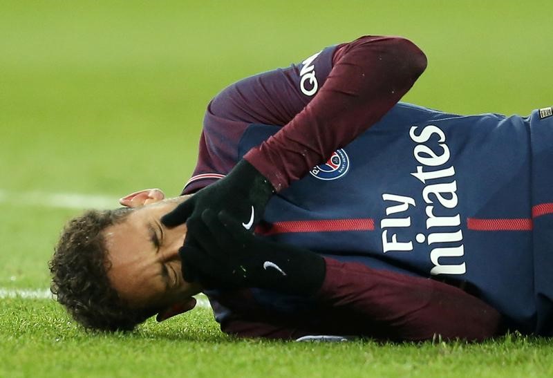 © Reuters. إيمري: نيمار لن يخضع لجراحة وقد يشارك أمام ريال مدريد