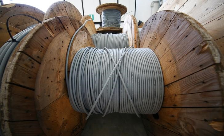 © Reuters. Cavi di fibra ottica in un deposito a Perugia