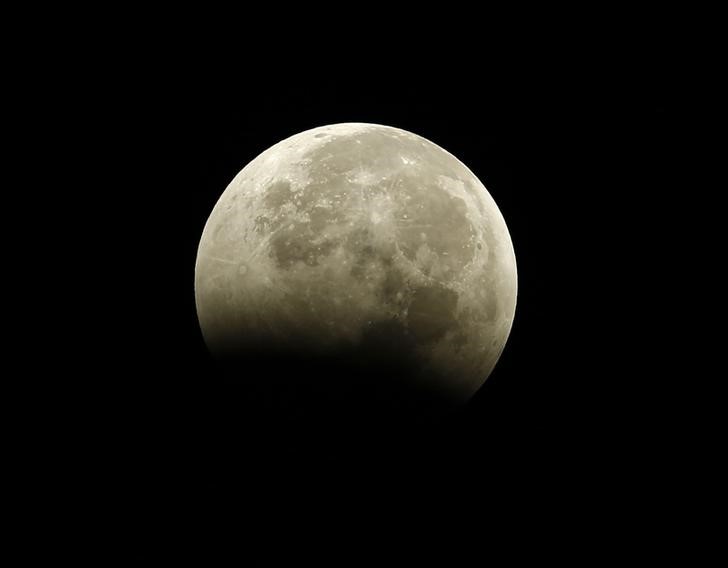 © Reuters. La Luna tendrá su primera red de telefonía móvil