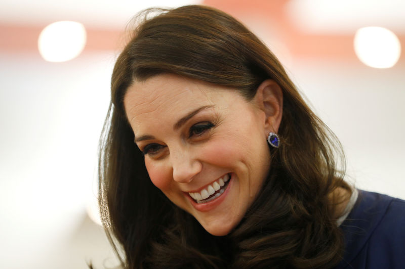 © Reuters. Princesa Kate, Duquesa de Cambridge, durante visita a Faculdade Real de Obstetras e Ginecologistas de Londres