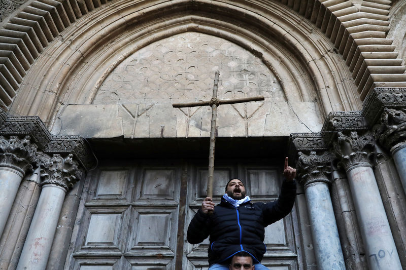© Reuters. كنيسة القيامة بالقدس تعيد فتح أبوابها بعد احتجاج