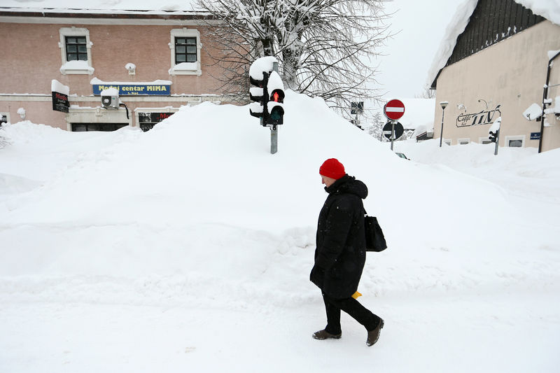 © Reuters. LA VAGUE DE FROID EN EUROPE FAIT DES MORTS