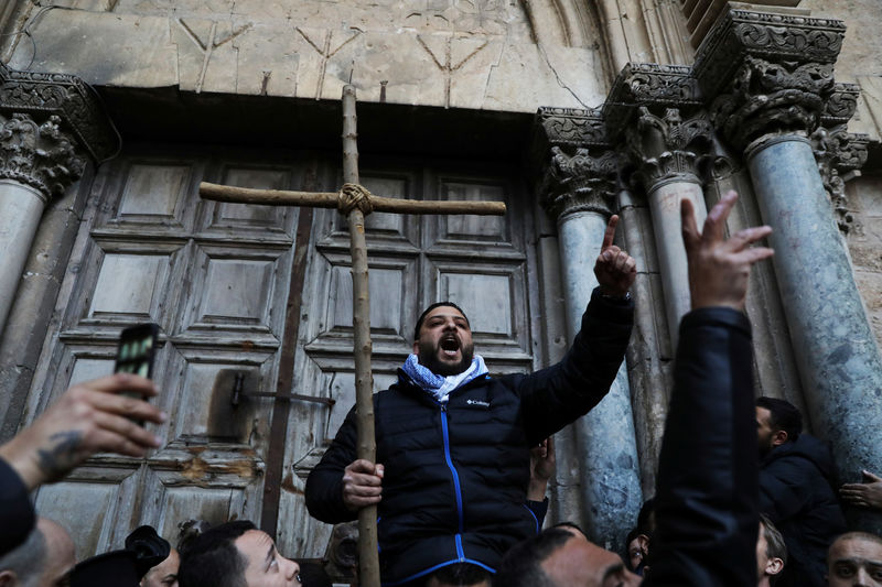 © Reuters. Protesto contra fechamento da Igreja do Santo Sepulcro, em Jerusalém